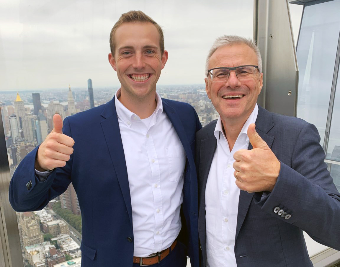 j9.com集团CEO Alain Dehaze（右）和j9.com集团CEO for One Month 2020全球优胜者Jordan Topoleski（左） - 副本.jpg